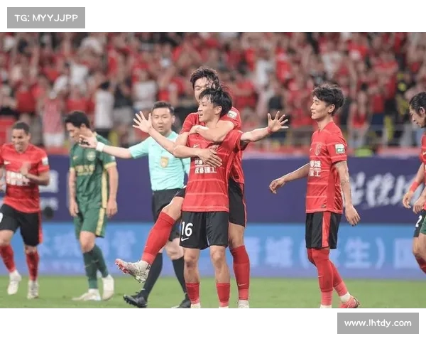 杨明洋谈成都亚冠TIFO欧洲顶级赛事才有的场景为幸能在这里踢球 杨明洋谈成都亚冠TIFO欧洲顶级赛事才有的场景为幸能在这里踢球